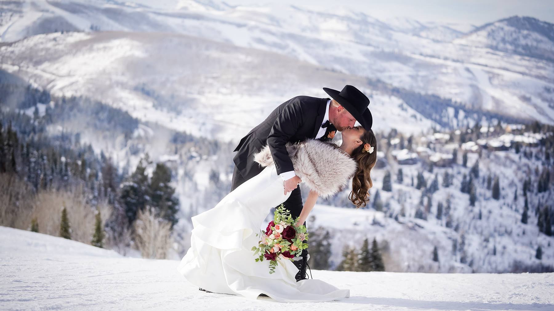 deer-valley-winter-wedding-couple-kissing